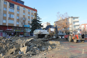 Tören Alanı Çevre Düzenlemesi ve Gençlik Merkezi Yapım Çalışmaları Sürüyor